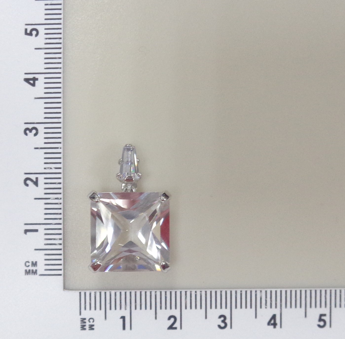 Серебряная подвеска с горным хрусталем